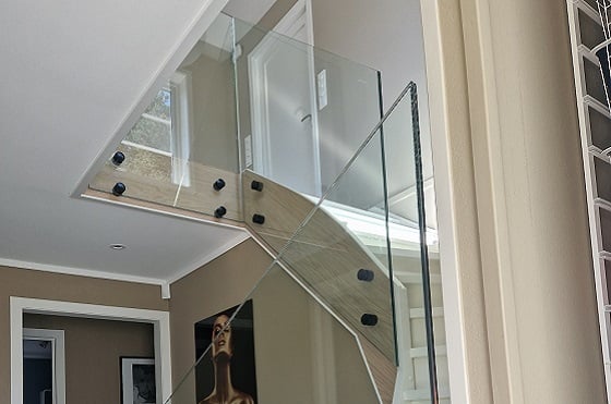 innendørs, boltefestet Rekkverk i trapp 8