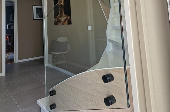 innendørs, boltefestet Rekkverk i trapp 9